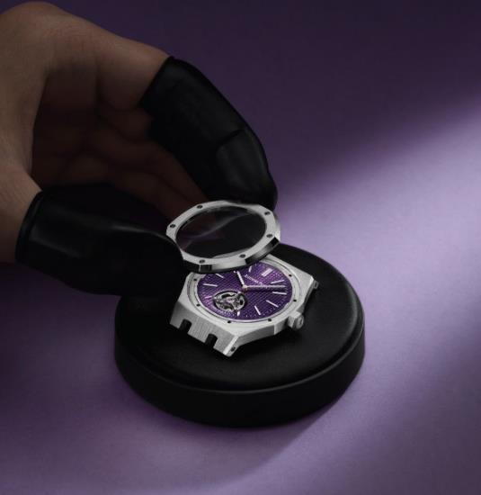 爱彼手表发布第二款37mm版本号 皇家橡树系列手表（图）