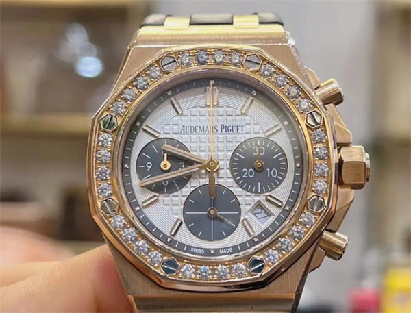 爱彼手表表带掉色应该咋解决